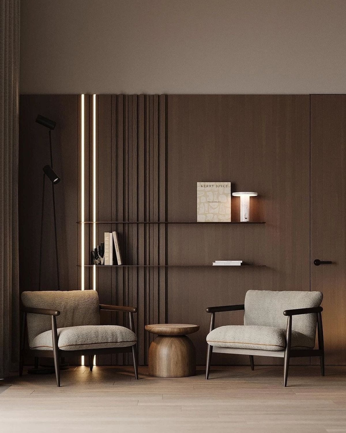 Sala con butacas de madera y mesa auxiliar